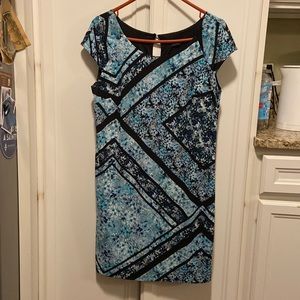 Pretty floral dress lightly worn. Comfortable and stylish!